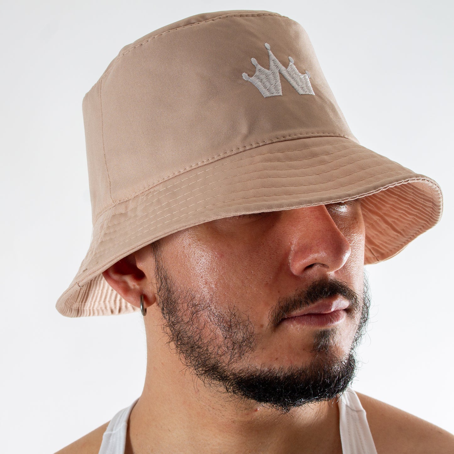 BH0002 Bucket Hat Camel bordado de corona blanca