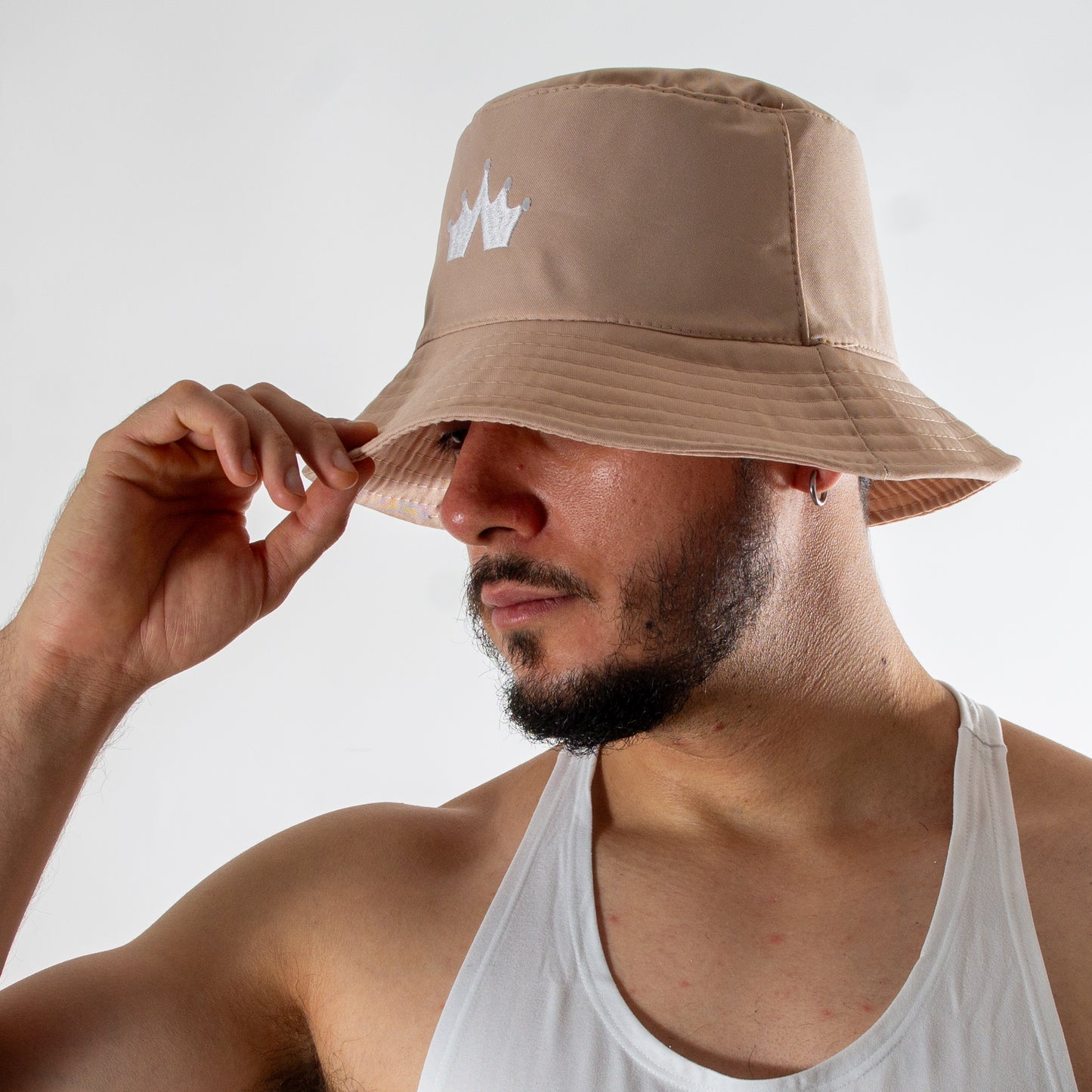 BH0002 Bucket Hat Camel bordado de corona blanca