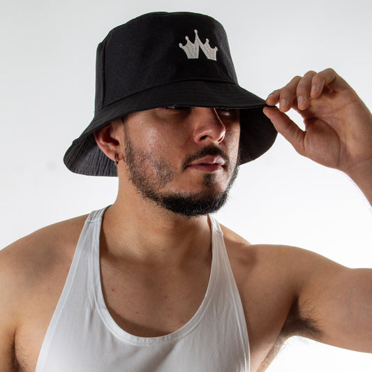 BH0004 Bucket Hat Negro bordado de corona blanco