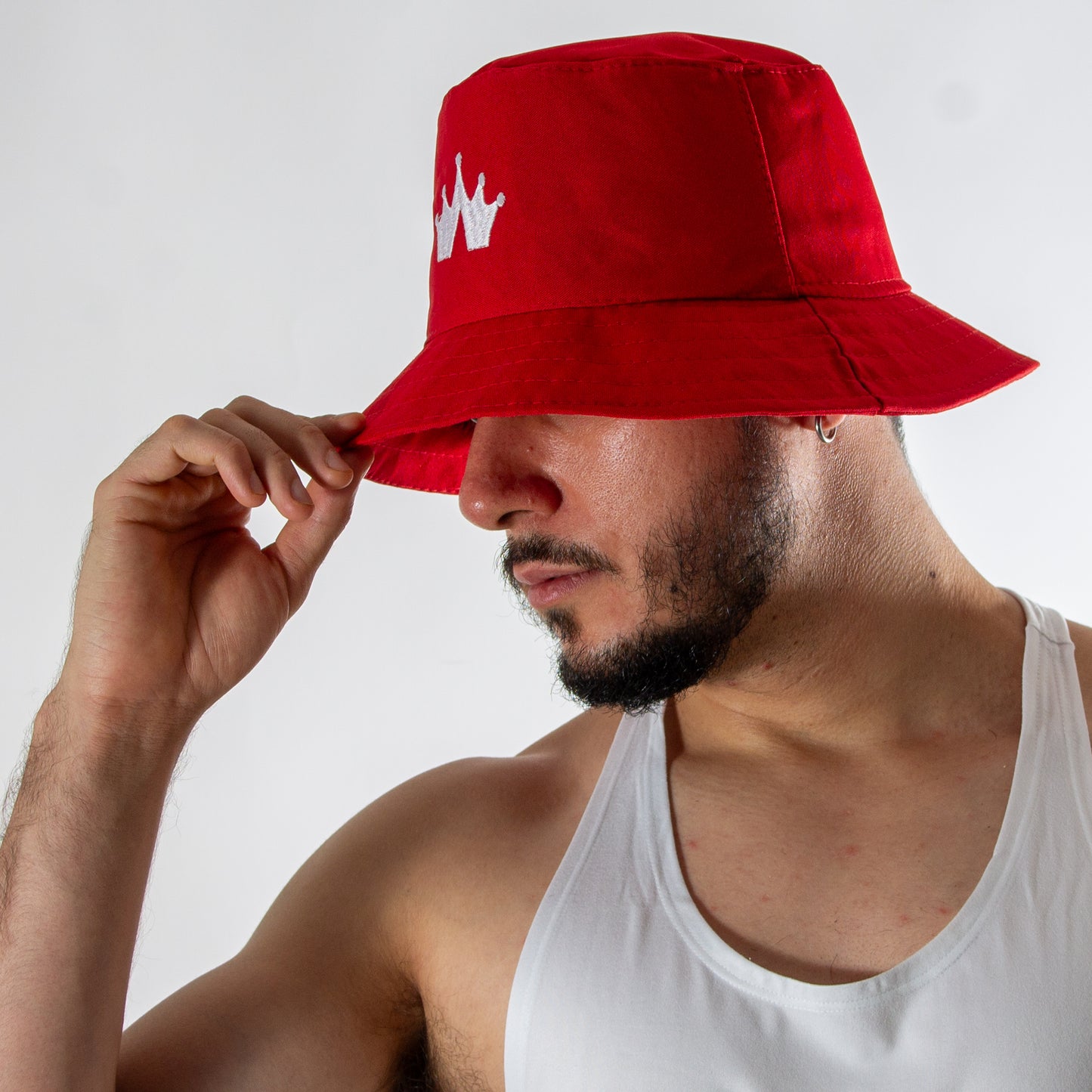 BH0003 Bucket Hat Rojo bordado de corona Blanca