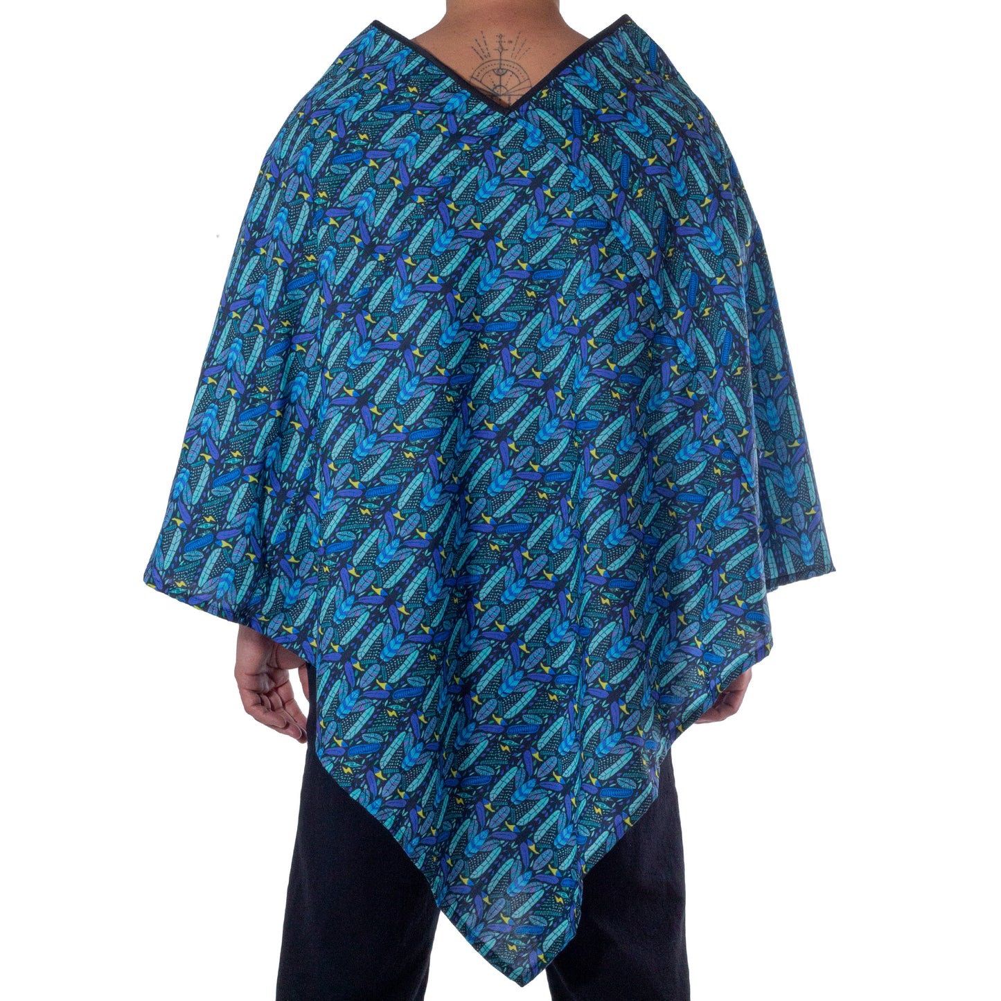 QT0002 Poncho estilo Quechquemetl Tulum estampado figuras plumas azules skinit